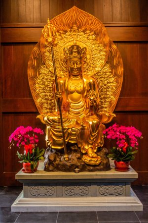 Téléchargez les photos : SHANGHAI, CHINE - 24 OCTOBRE 2019 : Ksitigarbha Bodhisattva dans le temple Jade Buddha à Shanghai, Chine - en image libre de droit