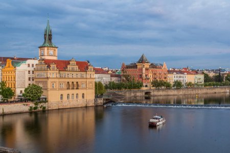 Foto de Río Moldava en el centro de Praga, República Checa - Imagen libre de derechos