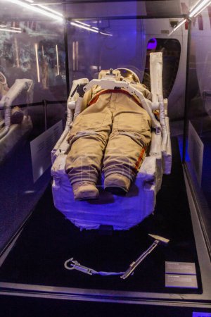 Foto de PRAGA, CZECHIA - 10 de julio de 2020: Traje espacial ruso Orlan en la exposición Cosmos Discovery Space en Praga, República Checa - Imagen libre de derechos