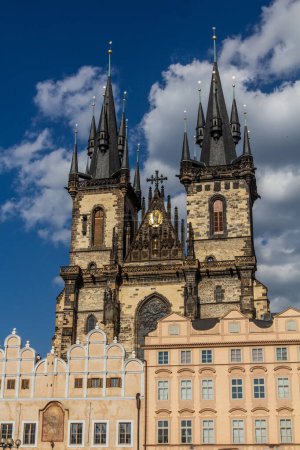 Foto de Edificios en la Plaza de la Ciudad Vieja con la Iglesia de Nuestra Señora antes de Tyn en Praga, República Checa - Imagen libre de derechos