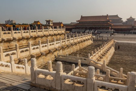 Téléchargez les photos : BEIJING, CHINE - 18 OCTOBRE 2019 : Cour entre la Salle de l'Harmonie Suprême et la Porte de l'Harmonie Suprême dans la Cité Interdite à Pékin, Chine - en image libre de droit