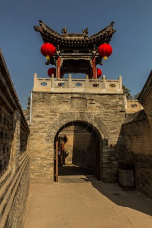 Téléchargez les photos : Porte du château de Hongmen dans la cour familiale de Wang dans le comté de Lingshi, Chine - en image libre de droit