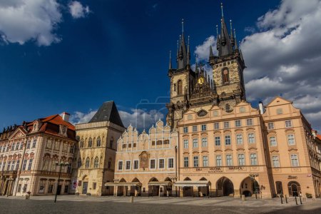 Foto de PRAGA, CZECHIA - 27 DE ABRIL DE 2020: Edificios en la Plaza de la Ciudad Vieja con la Iglesia de Nuestra Señora ante Tyn en Praga, República Checa - Imagen libre de derechos