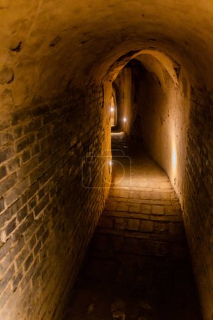Téléchargez les photos : ZHANGBICUN, CHINE - 21 OCTOBRE 2019 : Tunnel du château souterrain de Zhangbi dans le village de Zhangbicun, Chine - en image libre de droit