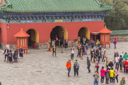 Téléchargez les photos : BEIJING, CHINE - 19 OCTOBRE 2019 : Les gens visitent le Temple du Ciel à Pékin, en Chine - en image libre de droit