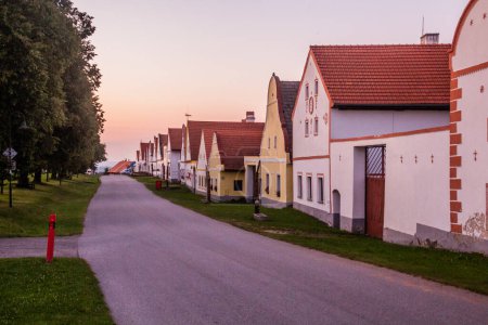 Téléchargez les photos : Maisons traditionnelles de style baroque rural dans le village de Holasovice, République tchèque - en image libre de droit