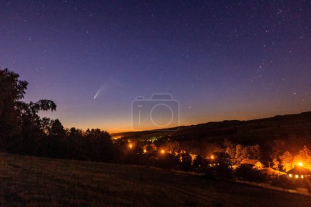 Foto de Imagen del paisaje con el cometa C / 2020 F3 Neowise - Imagen libre de derechos