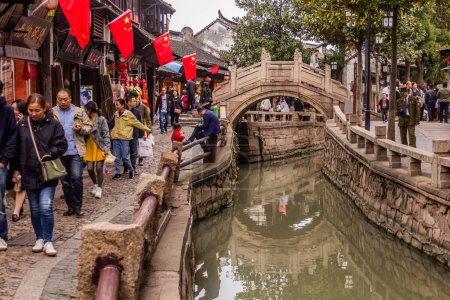 Foto de LUZHI, CHINA - 27 DE OCTUBRE DE 2019: Puente en la antigua ciudad de aguas de Luzhi, provincia de Jiangsu, China - Imagen libre de derechos