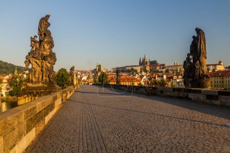 Téléchargez les photos : Vue du château de Prague depuis le pont Charles à Prague, République tchèque - en image libre de droit