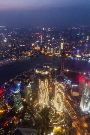 Foto de Vista aérea nocturna de rascacielos en Shanghai con el río Huangpu, China - Imagen libre de derechos
