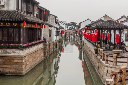 Foto de LUZHI, CHINA - 27 DE OCTUBRE DE 2019: Canal en la ciudad de Luzhi, provincia de Jiangsu, China - Imagen libre de derechos