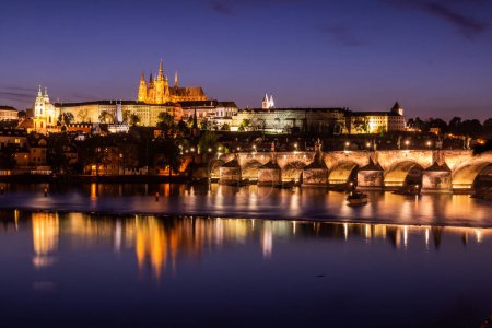 Foto de Puente de Carlos y el castillo de Praga por la noche, Chequia - Imagen libre de derechos