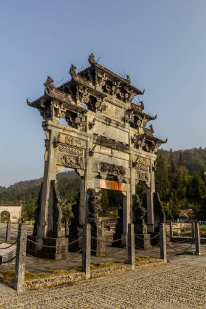 Téléchargez les photos : Arc décoratif dans le village de Xidi, province d'Anhui, Chine - en image libre de droit