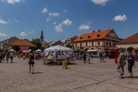 Foto de LYSA NAD LABEM, CZECHIA - 27 de junio de 2020: Vista del Street Food Festival en Lysa nad Labem, República Checa - Imagen libre de derechos