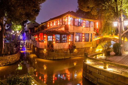 Foto de Vista nocturna de los canales en la ciudad de Luzhi, provincia de Jiangsu, China - Imagen libre de derechos