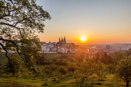 Téléchargez les photos : Tôt le matin, vue sur la cathédrale Saint-Vitus et le Petit Côté de Prague, République tchèque - en image libre de droit