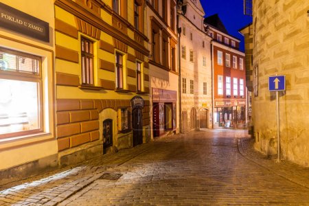 Téléchargez les photos : CESKY KRUMLOV, CZECHIE - 6 AOÛT 2020 : Vue en soirée d'une rue pavée à Cesky Krumlov, République tchèque - en image libre de droit