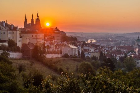 Foto de Vista de la madrugada de la catedral de San Vito y el Lado Menor en Praga, República Checa - Imagen libre de derechos