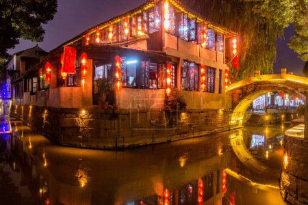 Foto de Vista nocturna de un canal en la ciudad de Luzhi, provincia de Jiangsu, China - Imagen libre de derechos