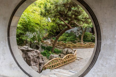 Téléchargez les photos : Porte ronde dans le jardin du couple à Suzhou, province du Jiangsu, Chine - en image libre de droit