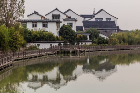 Foto de Casas junto al río en Luzhi ciudad de agua, provincia de Jiangsu, China - Imagen libre de derechos