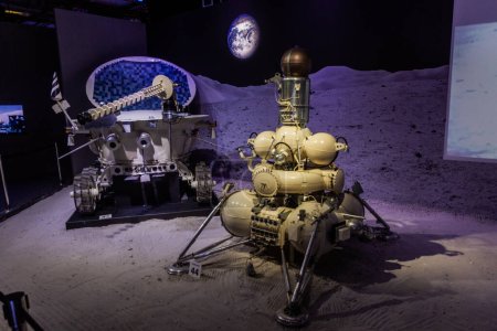Téléchargez les photos : PRAGUE, CZECHIE - 10 JUILLET 2020 : Lunokhod lunaire rover et Luna 16 sondes à Cosmos Discovery Space Exhibition à Prague, République tchèque - en image libre de droit