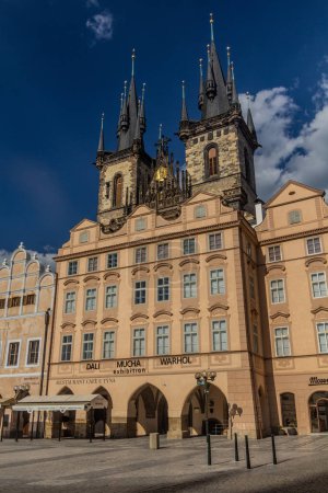 Foto de PRAGA, CZECHIA - 27 DE ABRIL DE 2020: Edificios en la Plaza de la Ciudad Vieja con la Iglesia de Nuestra Señora ante Tyn en Praga, República Checa - Imagen libre de derechos