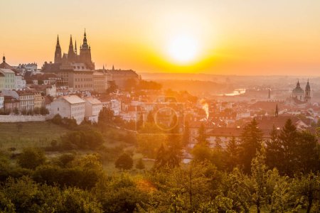 Foto de Vista de la madrugada de la catedral de San Vito y el Lado Menor en Praga, República Checa - Imagen libre de derechos