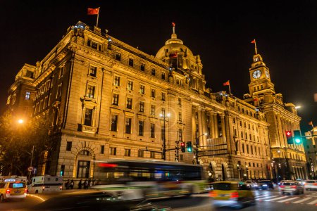 Téléchargez les photos : SHANGHAI, CHINE - 24 OCTOBRE 2019 : Vue de nuit de l'ancien bâtiment HSBC et du bureau de douane du Bund à Shanghai, en Chine - en image libre de droit