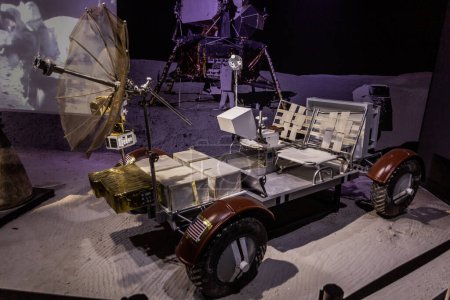 Foto de PRAGA, CZECHIA - 10 de julio de 2020: Apollo Lunar Roving Vehicle en la exposición Cosmos Discovery Space en Praga, República Checa - Imagen libre de derechos