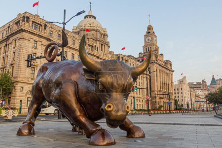 Téléchargez les photos : SHANGHAI, CHINE - 24 octobre 2019 : Bund Financial Bull à Shanghai, Chine - en image libre de droit