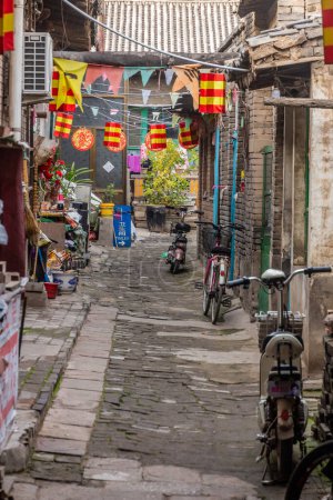 Téléchargez les photos : PINGYAO, CHINE - 20 OCTOBRE 2019 : Rue étroite dans la ville antique de Pingayo, Chine - en image libre de droit