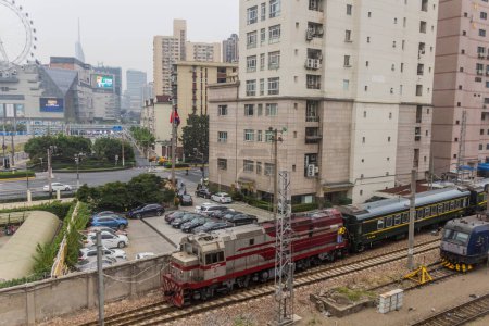 Téléchargez les photos : SHANGHAI, CHINE - 25 OCTOBRE 2019 : Trains à la gare de Shanghai, Chine - en image libre de droit