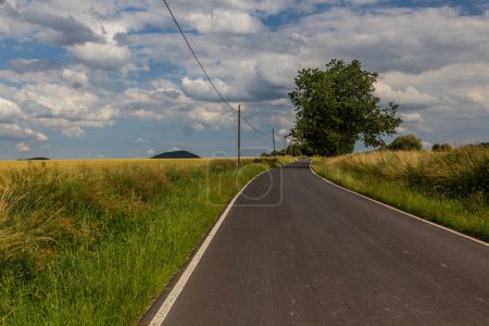 Téléchargez les photos : Route rurale près de Duba, République tchèque - en image libre de droit
