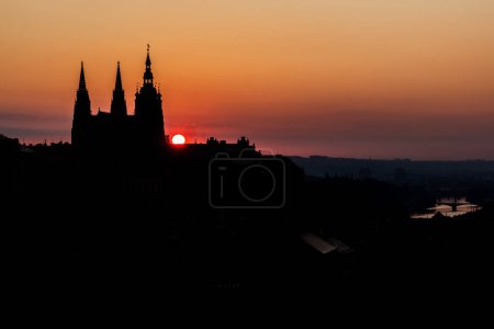 Téléchargez les photos : Tôt le matin, vue sur la silhouette de la cathédrale Saint-Vitus à Prague, République tchèque - en image libre de droit