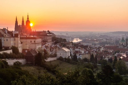 Téléchargez les photos : Tôt le matin, vue sur la cathédrale Saint-Vitus et le Petit Côté de Prague, République tchèque - en image libre de droit