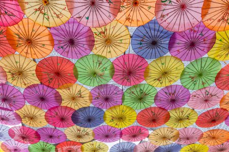 Téléchargez les photos : Parapluies colorés couvrant une cour en Chine - en image libre de droit
