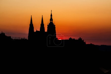 Téléchargez les photos : Tôt le matin, vue sur la silhouette de la cathédrale Saint-Vitus à Prague, République tchèque - en image libre de droit