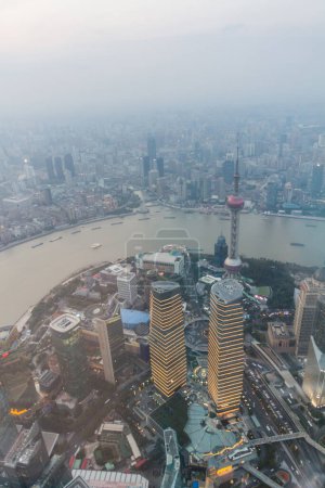 Téléchargez les photos : Vue aérienne du soir du centre de Shanghai avec rivière Huangpu, Chine - en image libre de droit