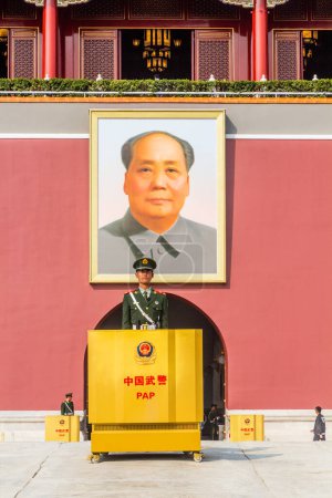 Foto de BEIJING, CHINA - 18 de octubre de 2019: Mao Zedong retrato en la Puerta de Tiananmen (Paz Celestial) en Beijing, China - Imagen libre de derechos