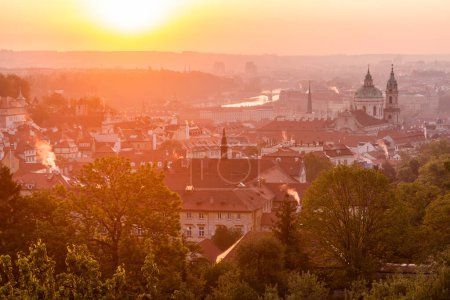 Téléchargez les photos : Tôt le matin, vue aérienne de Prague, République tchèque - en image libre de droit