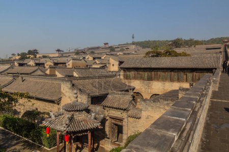 Téléchargez les photos : Toits du château de Hongmen dans la cour familiale de Wang dans le comté de Lingshi, Chine - en image libre de droit