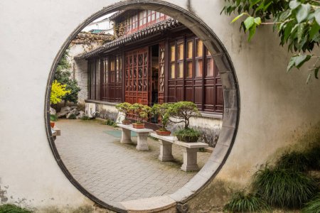 Téléchargez les photos : Porte lunaire dans le jardin du maître des filets à Suzhou, province du Jiangsu, Chine - en image libre de droit