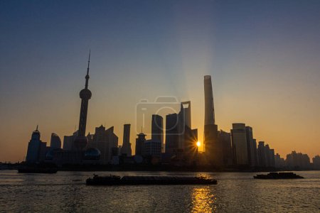 Foto de Salida del sol vista de Pudong en Shanghai skyline, China - Imagen libre de derechos