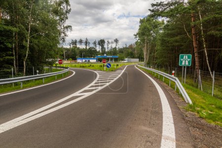 Foto de U CTYR KAMENU, CZECHIA - 5 DE JULIO DE 2020: Intercambio de la autopista D10 en la República Checa - Imagen libre de derechos