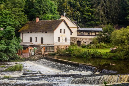 Téléchargez les photos : Matousovsky mlyn mill weir at Luznice river, Czech Republic - en image libre de droit