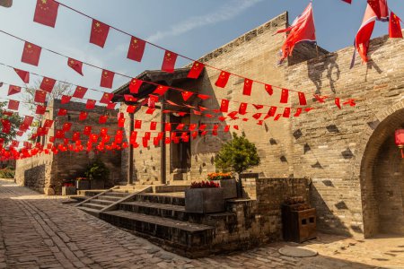 Foto de Callejón con banderas chinas en la aldea de Zhangbicun, provincia de Shanxi, China - Imagen libre de derechos