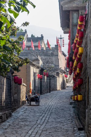 Téléchargez les photos : Ruelle pavée étroite dans le village de Zhangbicun, province du Shanxi, Chine - en image libre de droit