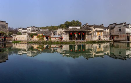 Téléchargez les photos : HONGCUN, CHINE - 29 OCTOBRE 2019 : Etang lunaire dans le village de Hongcun, province d'Anhui, Chine - en image libre de droit