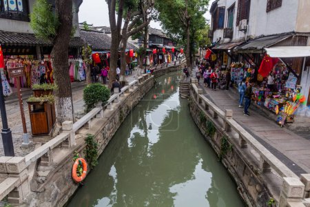 Foto de LUZHI, CHINA - 27 DE OCTUBRE DE 2019: Canal en la antigua ciudad de Luzhi, provincia de Jiangsu, China - Imagen libre de derechos
